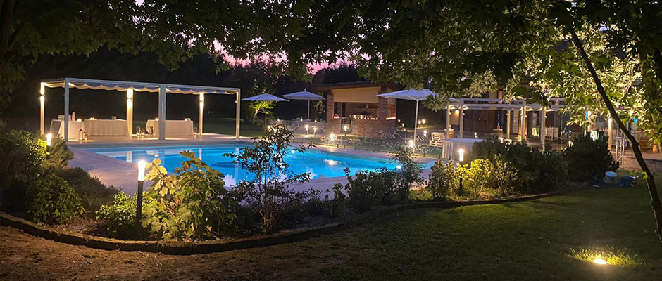 la piscina illuminata di notte