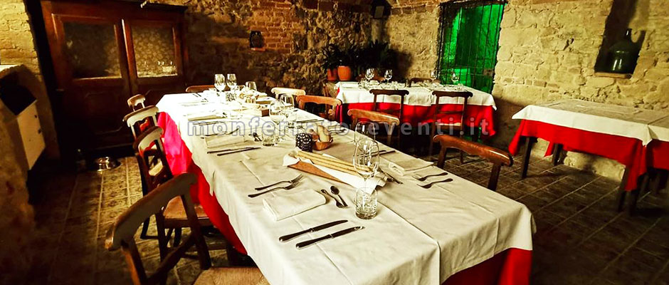 Tavoli a ferro di cavallo nell'infernot del ristorante la rocca di camagna monferrato