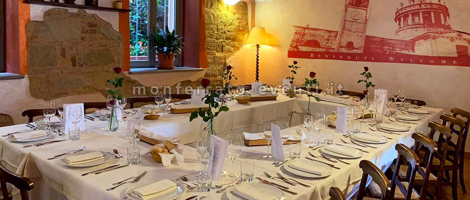 Tavolo reale nella sala del ristorante sulle colline del monferrato La rocca di camagna
