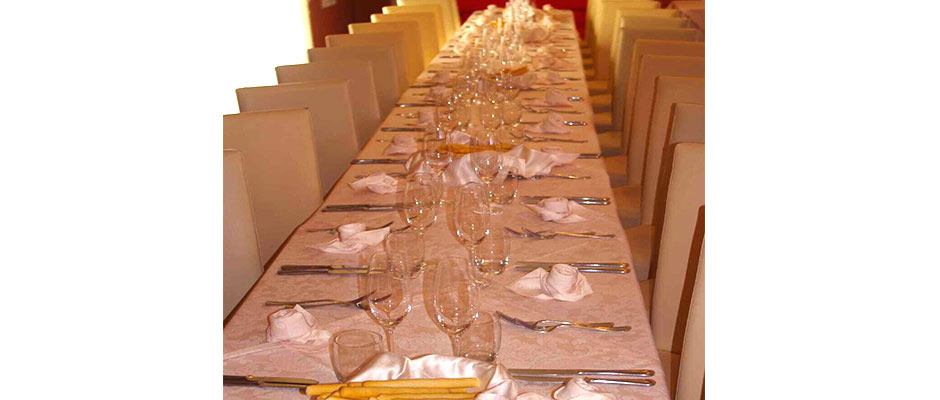 Tavola elegante con sedie vestite nella sala principale