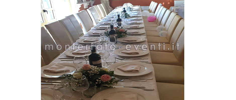 Tavola elegante con sedie vestite nella sala principale