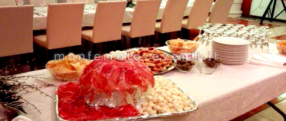 Buffet con cascata di prosciutto crudo elegante con sedie vestite nella sala principale 