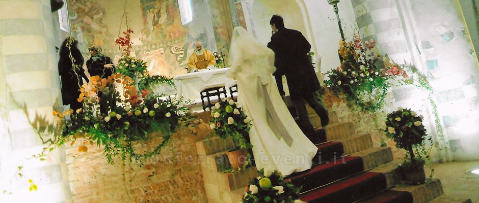 addobbi floreali con mele in chiesa