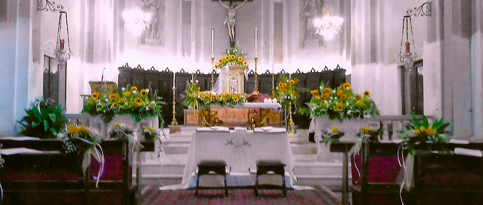 chiesa addobbata con girasoli