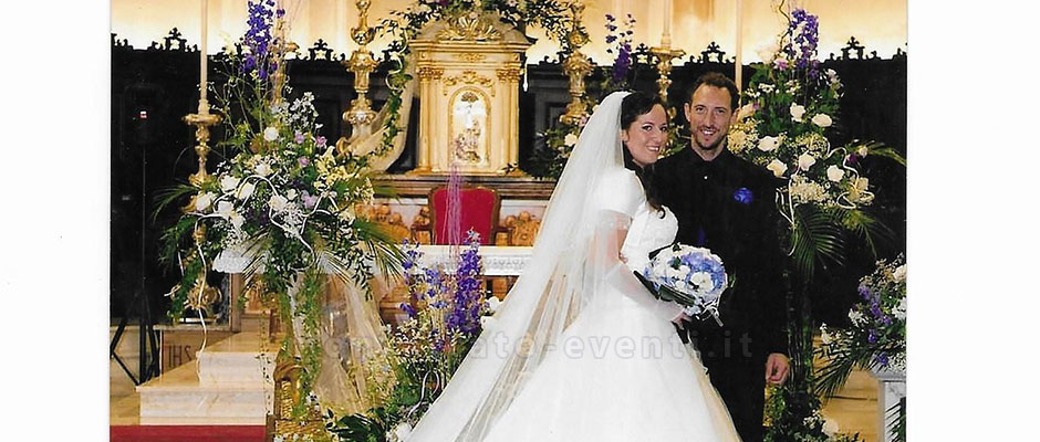 felici sposi con Bouquet di fiorni freschi
