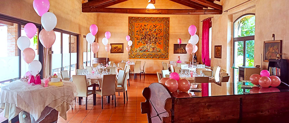 locale addobbato con sculture di palloncini