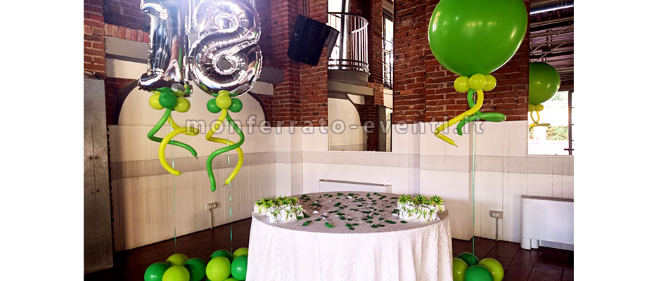 locale addobbato con sculture di palloncini compleanno diciottesimo