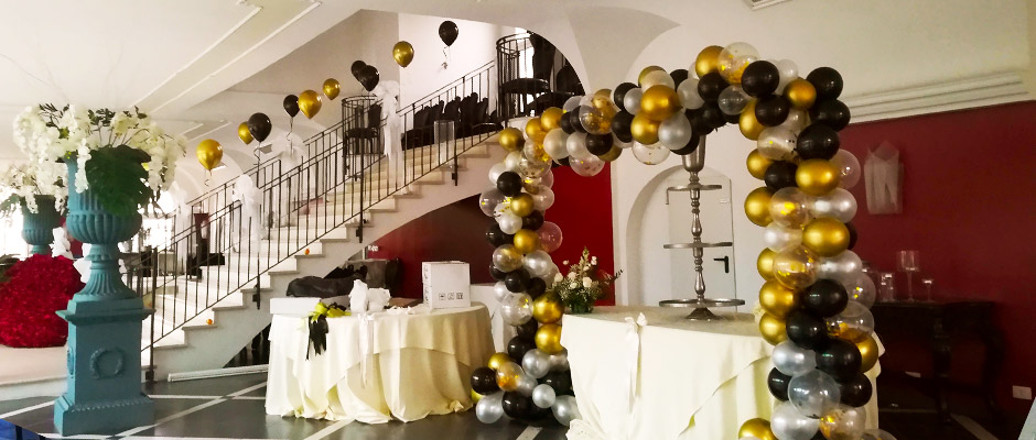 scalinata decorata con coloratissimi palloncini per compleanni monferrato eventi
