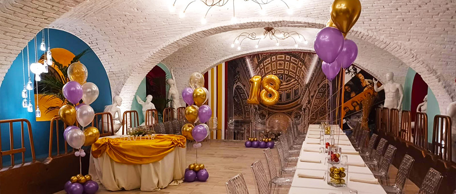 decorazione sala ristorante con palloncini