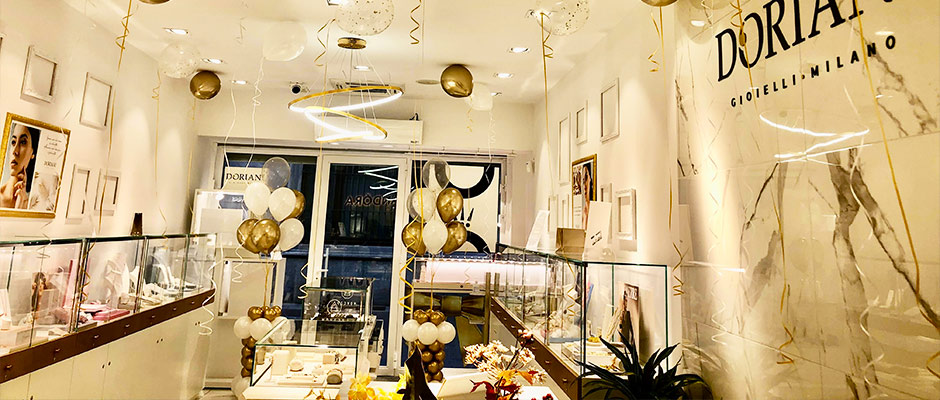 attività commerciale decorata con sculture di palloncini alessandria