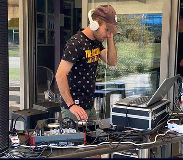 Deejay per cene aziendali — Intrattenimento Musicale per Eventi: scegli MusicADeejay. Affidati all'esperienza di DJ deejay musica dal vivo anni 70 80 90 2000 dj monferrato alessandria