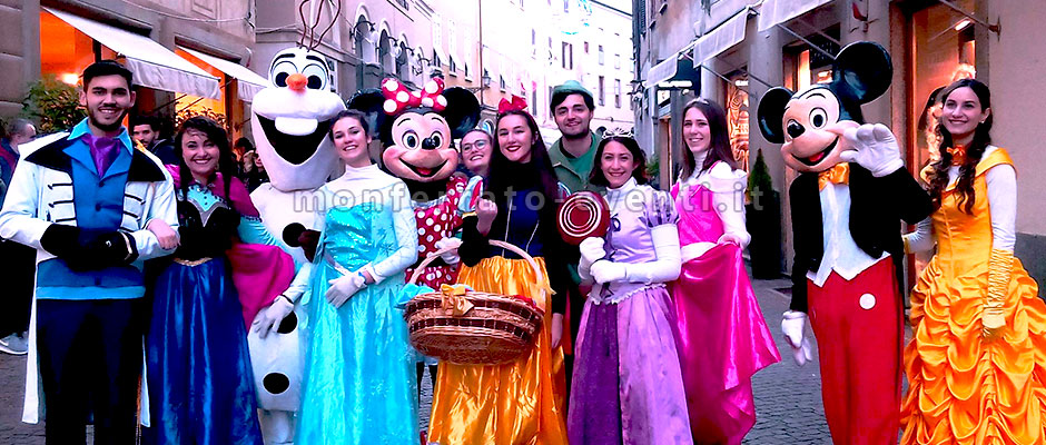 animazione con personaggi dei cartoni animati in festa a carnevale