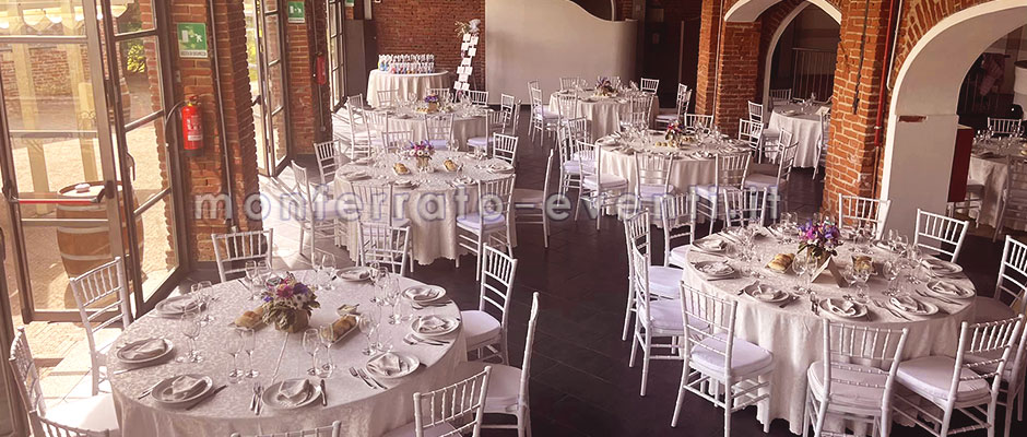 Matrimonio in sala con tavoli rotondi