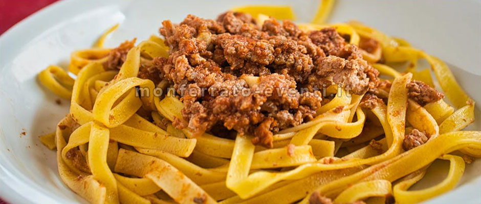 Tagliatelle fresche al ragù rosso, tutto fatto in casa