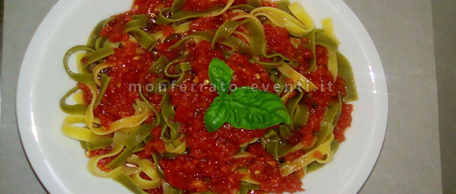 Tagliatelle verdi fatte in casa con pomodoro