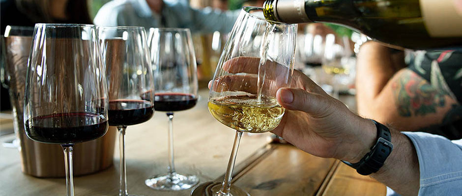 monferrato wine and taste nostri territori fatte di calici di vino, bottiglie elegantemente semplici, etichette che racchiudono piccoli pezzi di un quotidiano che oggi tende a svanire