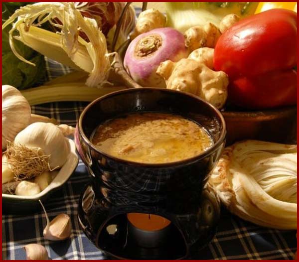 la bagna cauda è presente come piatto tipico piemontese. da torino a pavia, da alessandria ad asti, si mangia la bagna cuda